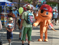Leinpfad mit Menschen, Ständen und einem Oktobus-Maskottchen