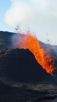 Vulkan mit Lava Vulkan mit Lava