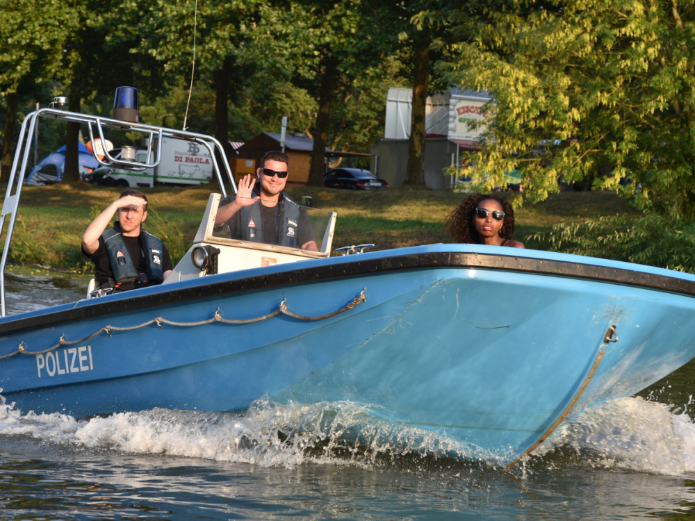 drei Mensch auf einem Speedboot der Polizei