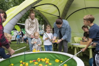 Kinder angeln Plastikentchen