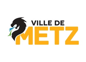 Logo der Stadt Metz mit schwarzem Löwenkopf, blauen und grünen Flammen und dem Schriftzug "Ville de Metz" Logo der Stadt Metz mit schwarzem Löwenkopf, blauen und grünen Flammen und dem Schriftzug "Ville de Metz"