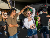 Ein Mann und eine Frau tanzen vor anderen Personen miteinander.
