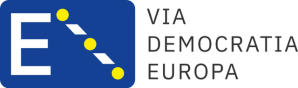 Links steht ein blaues Rechteck mit einem weißen „E“ und drei gelben Punkten, die durch weiße gestrichelte Linien verbunden sind; rechts steht in schwarzen Buchstaben der Schriftzug „VIA DEMOCRATIA EUROPA“. Links steht ein blaues Rechteck mit einem weißen „E“ und drei gelben Punkten, die durch weiße gestrichelte Linien verbunden sind; rechts steht in schwarzen Buchstaben der Schriftzug „VIA DEMOCRATIA EUROPA“.